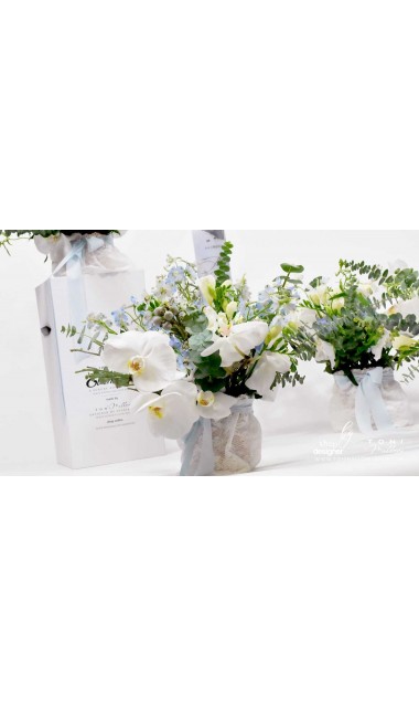 Decor cristelnita botez cu frezii si orhidee albe eucalipt si alte flori secundare 13